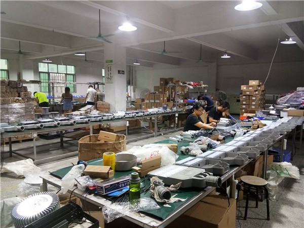 LED模组路灯外壳组装中